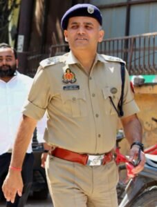 हरदोई09हरदोई*अंजनमानस के साथ लापरवाही के आरोप में सीनियर दारोगा नवीन चन्द्र द्विवेदी सस्पेंड। हरदोई09हरदोई*अंजनमानस के साथ लापरवाही के आरोप में सीनियर दारोगा नवीन चन्द्र द्विवेदी सस्पेंड।