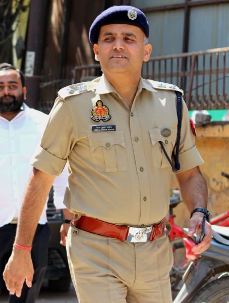 हरदोई09हरदोई*अंजनमानस के साथ लापरवाही के आरोप में सीनियर दारोगा नवीन चन्द्र द्विवेदी सस्पेंड। हरदोई09हरदोई*अंजनमानस के साथ लापरवाही के आरोप में सीनियर दारोगा नवीन चन्द्र द्विवेदी सस्पेंड।