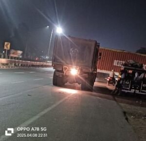 कानपुर नगर08अप्रैल25*आए दिन हादसों के बाद भी हाईवे पर दौड़ रहे मिट्टी लदे रॉन्ग साइड डंफ़र