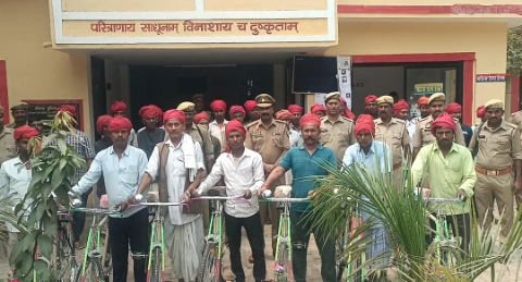 बहराइच09अप्रैल25*चौकीदारों को साइकिल मिलने से कानून व्यवस्था होगी मजबूत:एस एच ओ रमाशंकर यादव बहराइच09अप्रैल25*चौकीदारों को साइकिल मिलने से कानून व्यवस्था होगी मजबूत:एस एच ओ रमाशंकर यादव