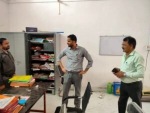 कौशाम्बी09अप्रैल25*आईजीआरएस सहित अन्य शिकायती पंजिका का डीएम ने किया अवलोकन*