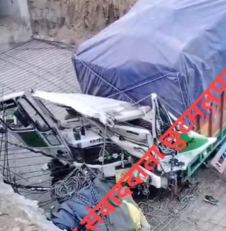 छुटमलपुर*10अप्रैल25 हाईवे पर 10 फीट गहरे गड्ढे में गिरी कैंटर गाड़ी*