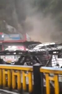 उत्तराखंड10अप्रैल25कल थराली के बाद आज नंदप्रयाग बाजार में फटा बादल