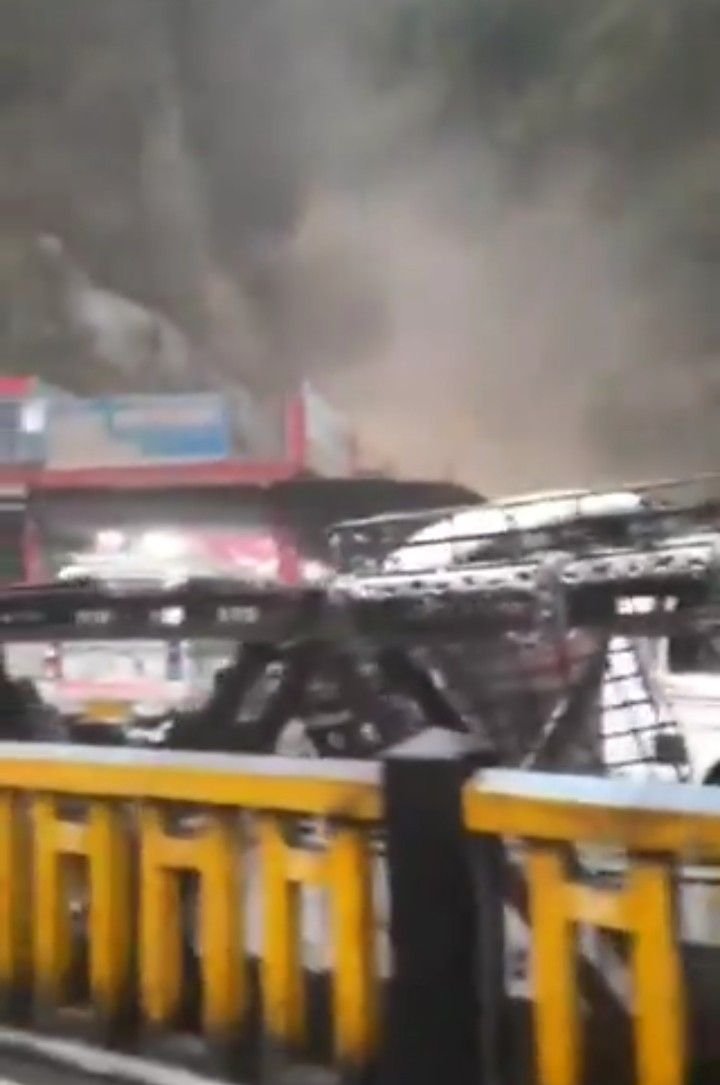 उत्तराखंड10अप्रैल25कल थराली के बाद आज नंदप्रयाग बाजार में फटा बादल