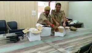 आगरा10अप्रैल25 में 12अप्रैल से पहले नये डंडे और हेलमेट पुलिस ने मंगाए है..!!*