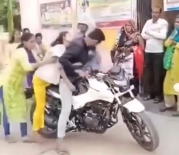 ओरैया11अप्रैल25*दिल दहला देने वाला दृश्य: एंबुलेंस नहीं मिली, बाइक पर ले जानी पड़ी बेटी की लाश।