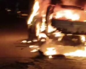 कानपुर नगर11अप्रैल2025*कार को आग के हवाले कर बेखौफ नशेबाज फरार*