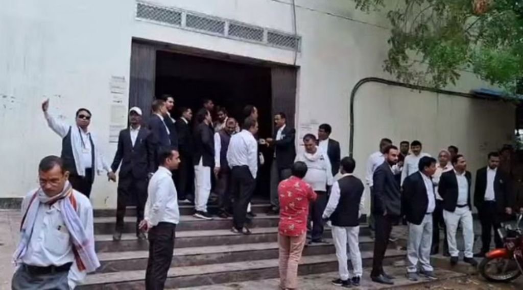 गाजीपुर 11अप्रैल25कोर्ट में अधिवक्ता से मारपीट, गवाह पर हमला करने का आरोप*