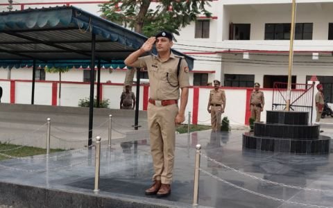 उन्नाव11अप्रैल2025*पुलिस अधीक्षक ने आज साप्ताहिक परेड की सलामी ली।
