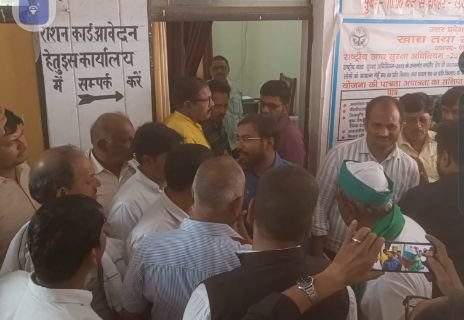 अयोध्या11अप्रैल25*किसान नेता ने पूर्ति निरीक्षक पर लगाया अवैध वसूली व अभद्रता का आरोप