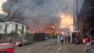 मध्यप्रदेश11अप्रैल25 महू के पीथमपुर सेक्टर-3 में प्लास्टिक पाइप की फैक्ट्री में लगी भीषण आग,