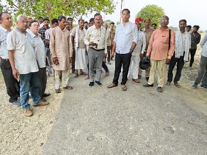 कानपुर नगर12अप्रैल2025*ग्राम सभा भूमियों पर हुए अवैध कब्जों को लेकर चला अतिक्रमण मुक्ति अभियान।