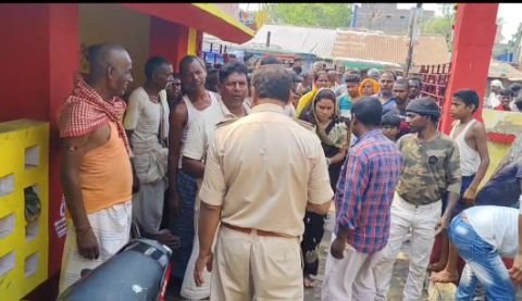 भागलपुर12अप्रैल25* जमीन विवाद सुलझाने को लेकर मुखिया पति पर मिर्ची पाउडर छिड़काव कर लाठी से पीटा*