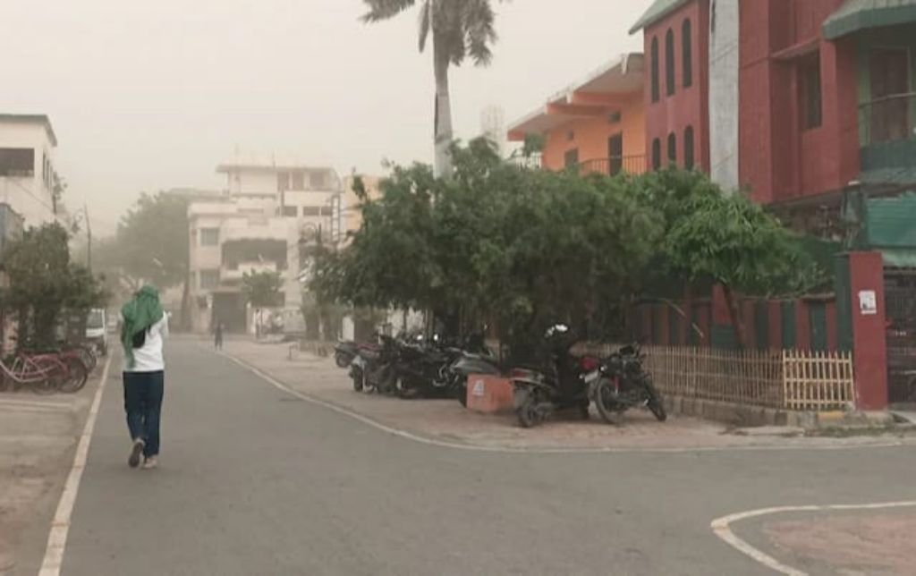 वाराणसी12अप्रैल25**50 किमी की रफ्तार से चलेगी हवा, 70 जिलों में बारिश, आईएमडी ने यूपी के लिए जारी