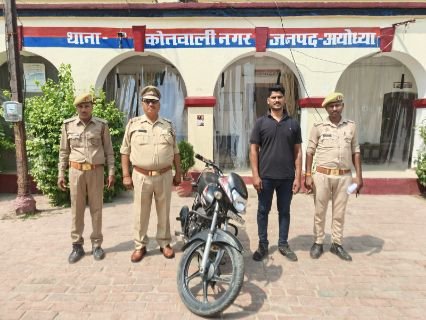 अयोध्या13अप्रैल25*चोरी की बाइक बरामद,आरोपी गिरफ्तार