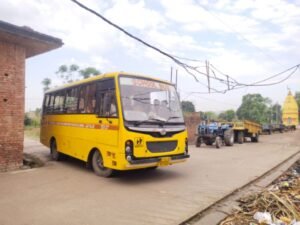 नीचेदेवबंद तहसील 13अप्रैल25लटक रही विद्युत लाइन बन सकती है हादसे का कारण*