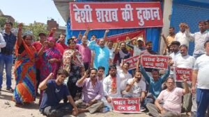 कानपुर13अप्रैल25*शराब ठेके के विरोध में पार्षद ने क्षेत्रीय जनता के साथ बैठे धरने पर