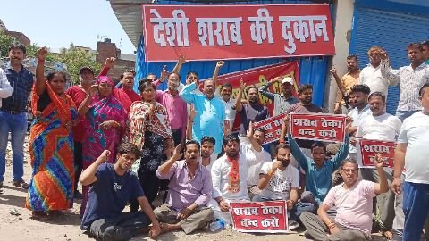 कानपुर13अप्रैल25*शराब ठेके के विरोध में पार्षद ने क्षेत्रीय जनता के साथ बैठे धरने पर