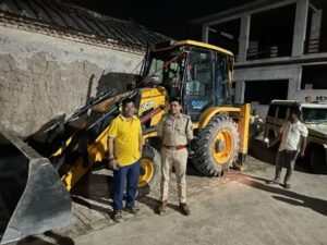 अयोध्या13अप्रैल25*एसडीएम, सीओ ने पकड़ा जेसीबी और डपर।*अवैध खनन में लगे लोगों में मची हलचल।*