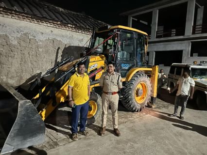 अयोध्या13अप्रैल25*एसडीएम, सीओ ने पकड़ा जेसीबी और डपर।*अवैध खनन में लगे लोगों में मची हलचल।*