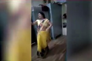 मेरठ13अप्रैल25स्कूल में बच्चों से काम, शिक्षिकाएं कर रही डांस