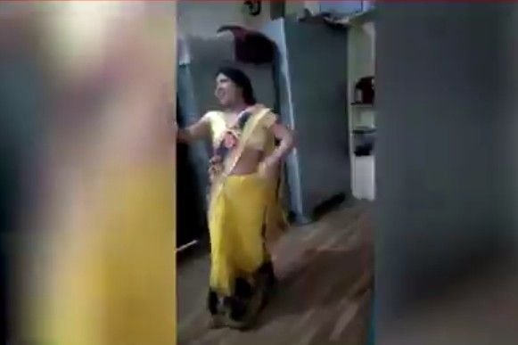 मेरठ13अप्रैल25स्कूल में बच्चों से काम, शिक्षिकाएं कर रही डांस