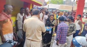 भागलपुर बिहार13अप्रैल25*दो गोतिया की जमीन विवाद सुलझाने को लेकर मुखिया पति पर मिर्ची पाउडर छिड़काव कर लाठी से पीटा*