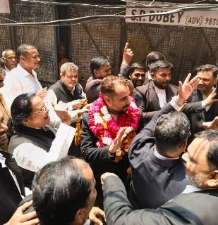 लखनऊ12अप्रैल25*सेंट्रल बार एसोसिएशन सिविल कोर्ट के चुनाव में उपाध्यक्ष (मध्य) पद के लिए आशीष कुमार शुक्ला ने किया नामांकन।