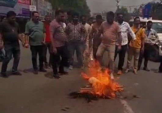 पीलीभीत13अप्रैल25  निजी स्कूल की मनमानी।