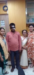 गाजीपुर14अप्रैल25*पवहारी स्मृति परिषद् के प्रयास से आलोक कुमार अपनी आंखो से दुनिया देख सका।