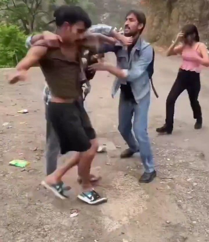 देहरादून के14अप्रैल25 सहस्त्रधारा में आपस में ही भिड़ गए पर्यटक