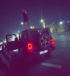 नोएडा: 14अप्रैल25 थार की छत पर डांस, युवक का चालान