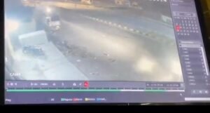 प्रयागराज 14अप्रैल25: यमुनानगर इलाके के नारी बारी बाजार में चलती कार पर बाइक सवार अज्ञात बदमाशों ने बम से हमला कर दिया।