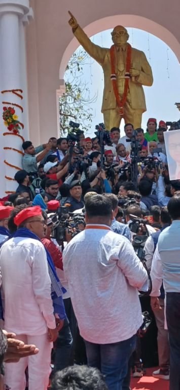 लखनऊ14अप्रैल25*सपा राष्ट्रीय अध्यक्ष अखिलेश यादव ने बाबा साहब की मूर्ति पर पुष्प अर्पित किये।