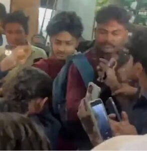 मुजफ्फरनगर14अप्रैल25मुस्लिम लड़की को हिंदू लड़के के साथ देखकर पीटा: मुजफ्फरनगर में नाम पूछा, दुकान में ले जाकर चोटी खींची, बुर्का उतारने की कोशिश...*