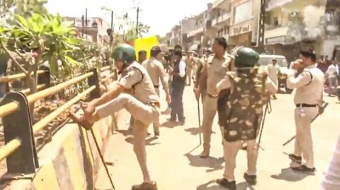 गुना14अप्रैल25* हिंदू संगठनों का प्रदर्शन, हमलावरों के घरों पर बुलडोजर चलाने की मांग पुलिस ने किया लाठीचार्ज...!*