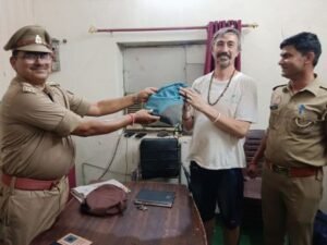 लखनऊ17अप्रैल25*राजधानी लखनऊ की हुसैनगंज पुलिस ने खिलाई एक विदेशी नागरिक के चेहरे पर मुस्कुराहट।