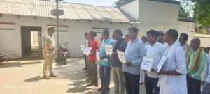 उन्नाव17अप्रैल25*38 अपराधी हाथ में तख्ती लेकर थाने पहुंचे