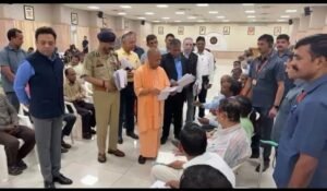 लखनऊ17अप्रैल25*मुख्यमंत्री आवास पर जनता दर्शन कार्यक्रम में सीएम योगी