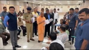 लखनऊ17अप्रैल25*मुख्यमंत्री आवास पर जनता दर्शन कार्यक्रम में सीएम योगी आदित्यनाथ