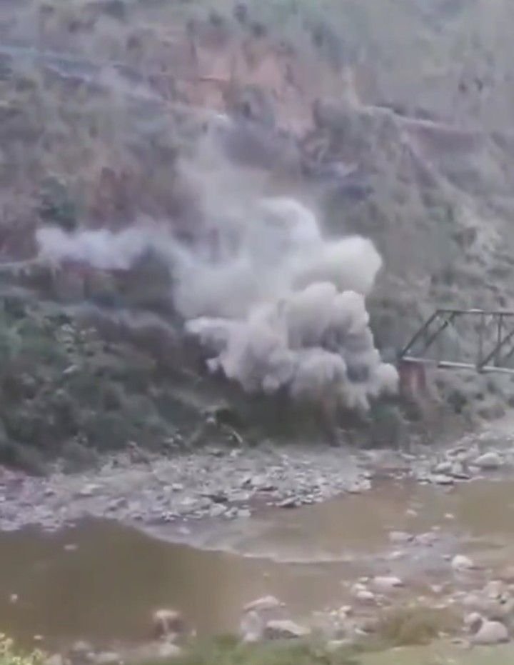 पौड़ी*17अप्रैल25*सीमेंट से भरा ट्रक नदी में गिरा,ड्राइवर घाय