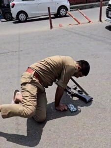 बिजनौर :18अप्रैल25* शराब के नशे में सड़क पर लड़खड़ाता दिखा सिपाही