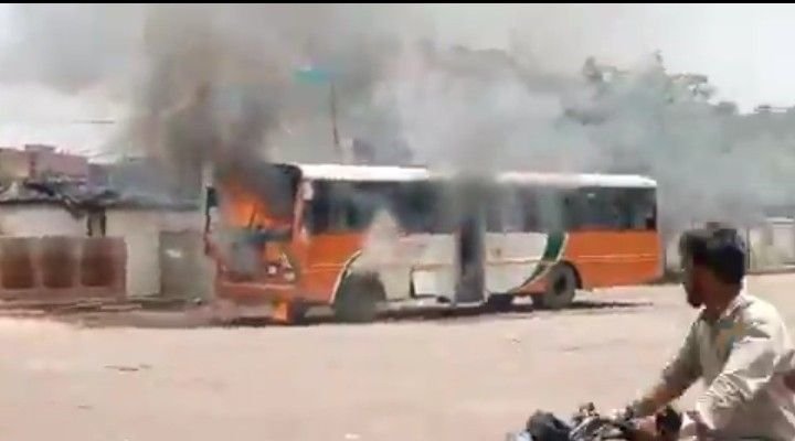 महोबा :18अप्रैल25* बस स्टैंड में खड़ी रोडवेज बस में लगी आग महोबा :18अप्रैल25* बस स्टैंड में खड़ी रोडवेज बस में लगी आग
