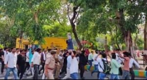 लखनऊप18अप्रैल25*श्चिम बंगाल के मुर्शिदाबाद में हुए हिंदू के ऊपर अत्याचार के विरोध में लखनऊ में प्रदर्शन