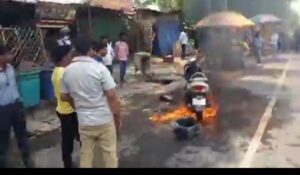 प्रयागराज : 18अप्रैल25*संगम नगरी में चलती स्कूटी बनी आग का गोला