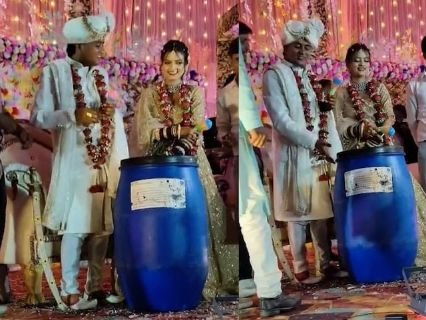 हमीरपुर19अप्रैल25*दूल्हे को जैसे ही दुल्हन ने पहनाई वरमाला,नीला ड्रम लिए स्टेज पर चढ़ गए दोस्त,