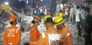 दिल्ली 19अप्रैल25*के मुस्तफाबाद में एक चार मंजिला इमारत ढह गई।