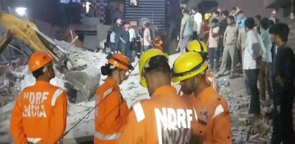 दिल्ली 19अप्रैल25*के मुस्तफाबाद में एक चार मंजिला इमारत ढह गई।