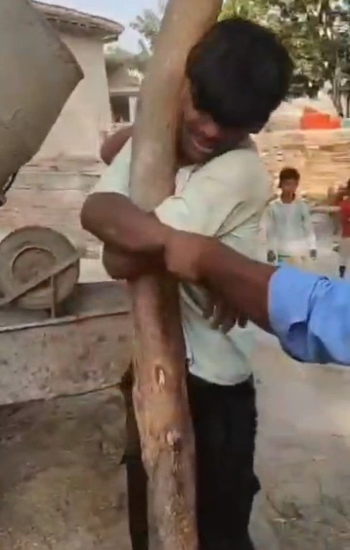 प्रयागराज 20अप्रैल25* प्रेमिका के परिजनों ने प्रेमी को पेड़ से बांधकर चप्पलों से पिटाई की,