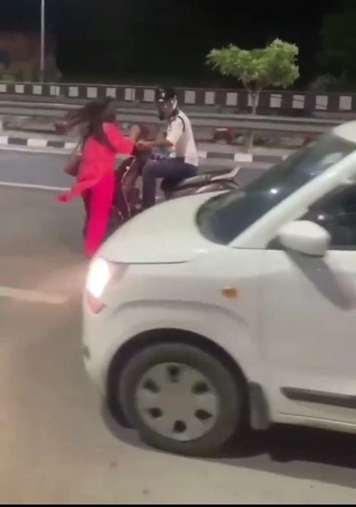 *हरिद्वार 20अप्रैल20*में नशे में धुत युवती का सड़कों पर तांडव: *हरिद्वार 20अप्रैल20*में नशे में धुत युवती का सड़कों पर तांडव: